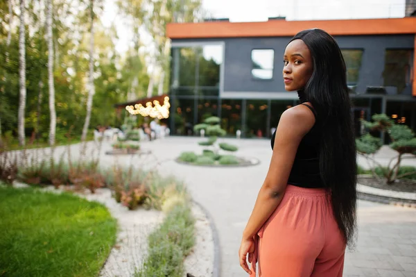 Modna Afroamerykanka Brzoskwiniowych Spodniach Czarnej Bluzce Poza Domem — Zdjęcie stockowe