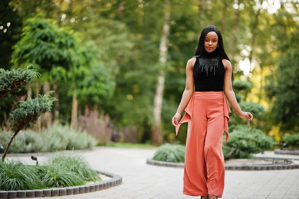 Fashionable African American Woman Peach Pants Black Blouse Pose Outdoor — Stock Photo, Image