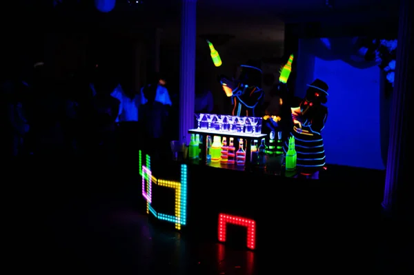 Professioneller Barmann Und Geführte Lichtshow Silhouette Von Modernen Barkeeper Shaking — Stockfoto