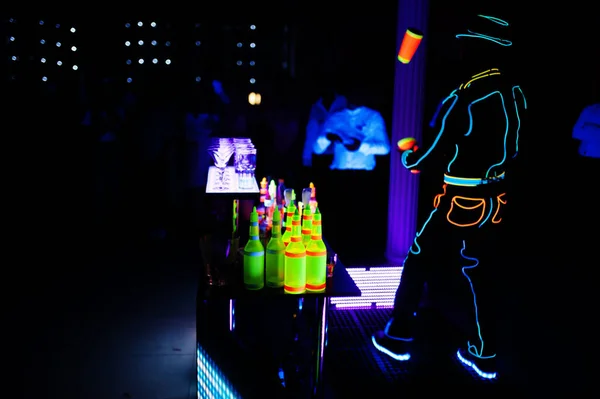 Profesjonalny Barman Led Light Show Sylwetka Nowoczesnego Barmana Drżącego Drinka — Zdjęcie stockowe