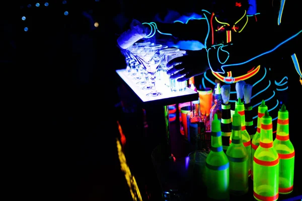 Barman Profesional Espectáculo Luces Led Silueta Camarero Moderno Batido Bebida —  Fotos de Stock