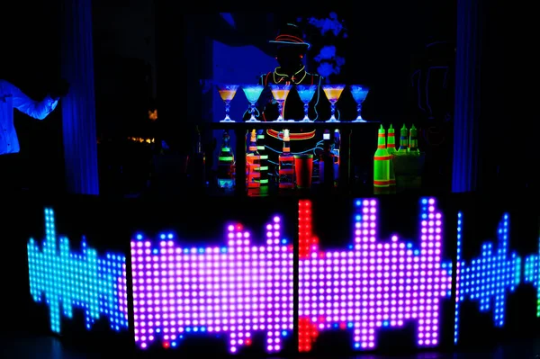 Profesjonalny Barman Led Light Show Sylwetka Nowoczesnego Barmana Drżącego Drinka — Zdjęcie stockowe