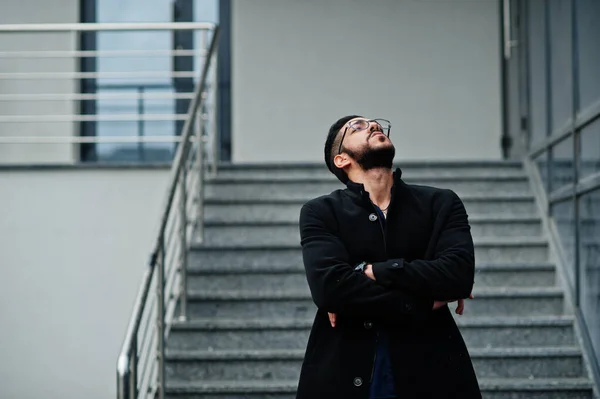 Midden Oosterse Ondernemer Draagt Zwarte Jas Blauw Shirt Bril Tegen — Stockfoto