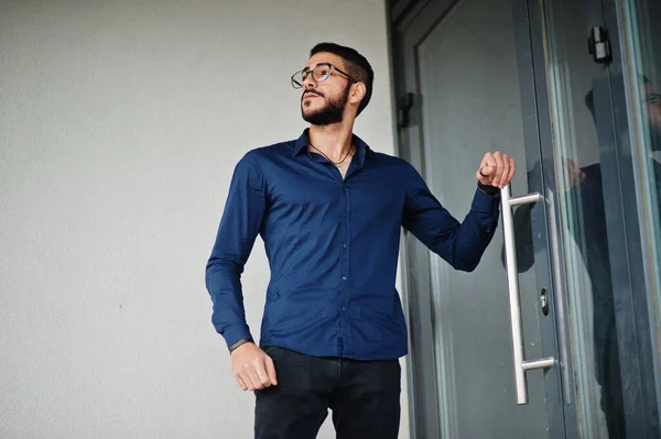 Empresário Oriente Médio Usar Camisa Azul Óculos Contra Prédio Escritórios — Fotografia de Stock