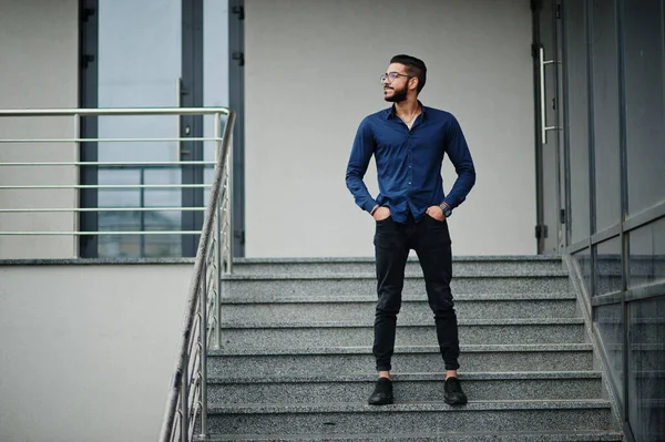 中東の起業家は オフィスビルに対して青いシャツ 眼鏡を着用 — ストック写真