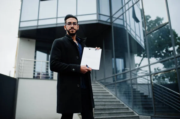 Midden Oosten Man Draagt Zwarte Jas Bril Wit Leeg Klembord — Stockfoto