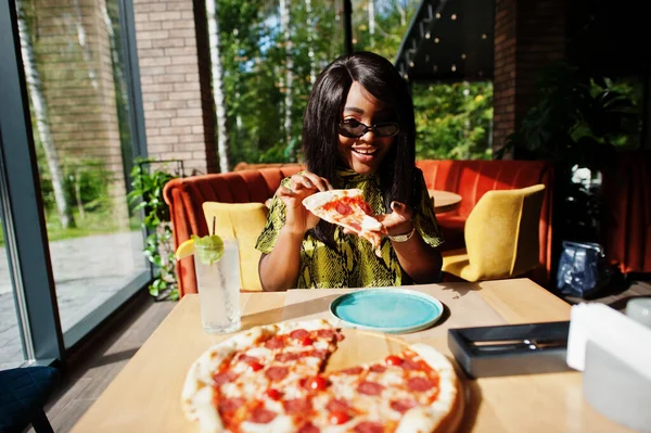 Glamour Afro Americana Comendo Pizza Restaurante — Fotografia de Stock