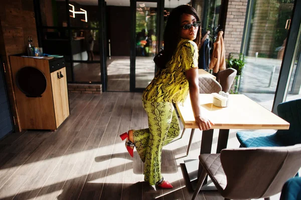 Афріканська Жінка Гламуру Одягнена Модний Одяг Змії Сонцезахисні Окуляри Ресторані — стокове фото