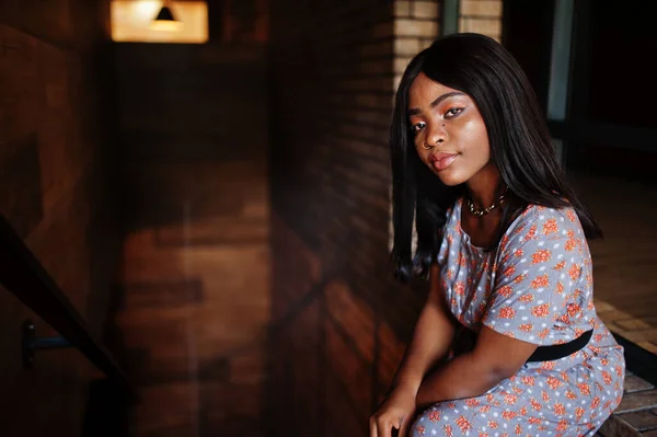 Retrato Moda Mujer Afroamericana Vestido Largo Anteojos Interiores — Foto de Stock