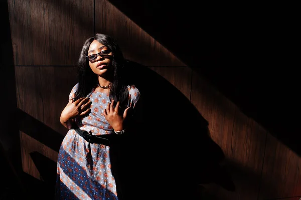Игра Тенями Модный Портрет Африканской Американки Длинном Платье Очках Помещении — стоковое фото
