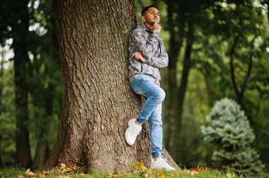 Öğrenci Kuveytli adam kapüşonlu giyer..