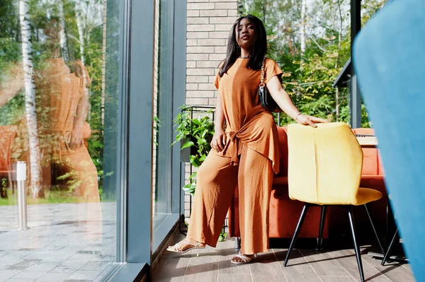 Retrato Belleza Joven Mujer Negra Llevar Traje Naranja Posar Restaurante — Foto de Stock