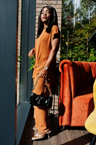 Retrato Belleza Joven Mujer Negra Llevar Traje Naranja Posar Restaurante — Foto de Stock