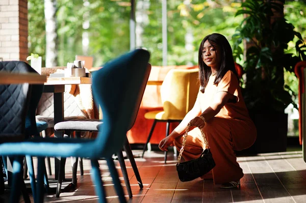Retrato Beleza Jovem Mulher Negra Use Roupa Laranja Posar Restaurante — Fotografia de Stock