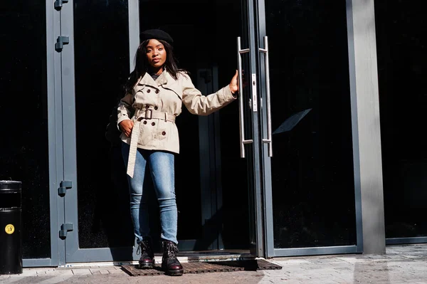 Mujer Afroamericana Moda Usa Boina Abrigo Pie Contra Puerta — Foto de Stock