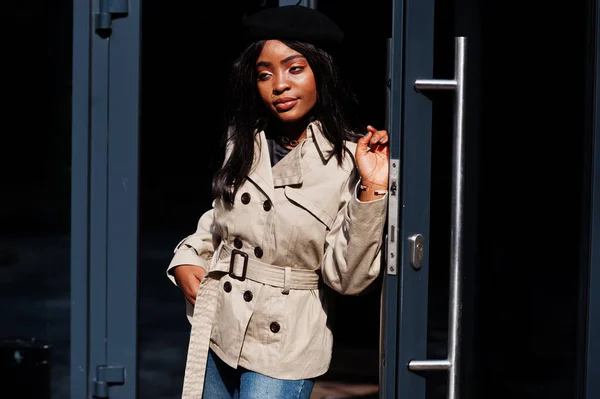 Mujer Afroamericana Moda Usa Boina Abrigo Pie Contra Puerta — Foto de Stock