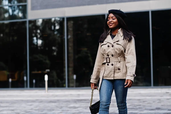 Femme Afro Américaine Mode Porter Béret Manteau Avec Sac Main — Photo