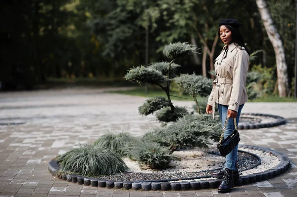 Modna Afroamerykanka Nosi Beret Płaszcz Torebką Pozującą Zewnątrz — Zdjęcie stockowe