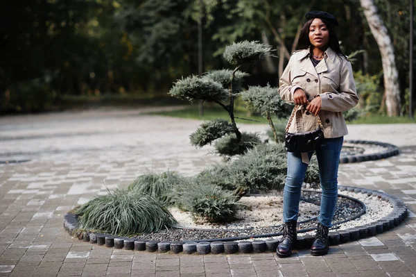 Mujer Afroamericana Moda Usa Boina Abrigo Con Bolso Posando Aire — Foto de Stock