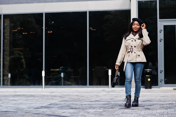 Femme Afro Américaine Mode Porter Béret Manteau Avec Sac Main — Photo