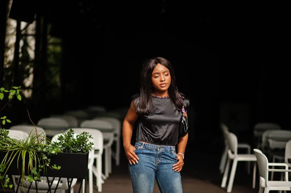 Modne Afrykańskie Amerykanki Noszą Dżinsy Pozowanie Świeżym Powietrzu — Zdjęcie stockowe