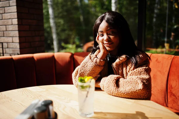 Mujer Afroamericana Moda Restaurante Beber Limonada — Foto de Stock