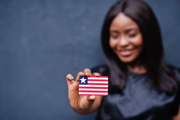 Orgulhoso Ser Liberiano Mulher Africana Segurar Pequena Bandeira Libéria Mãos — Fotografia de Stock