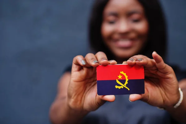 Mulher Africana Segura Pequena Bandeira Angola Nas Mãos — Fotografia de Stock