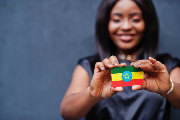 Afrikanerin Hält Kleine Äthiopien Flagge Händen — Stockfoto