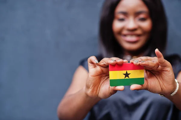 Afrikanerin Hält Kleine Ghana Fahne Händen — Stockfoto