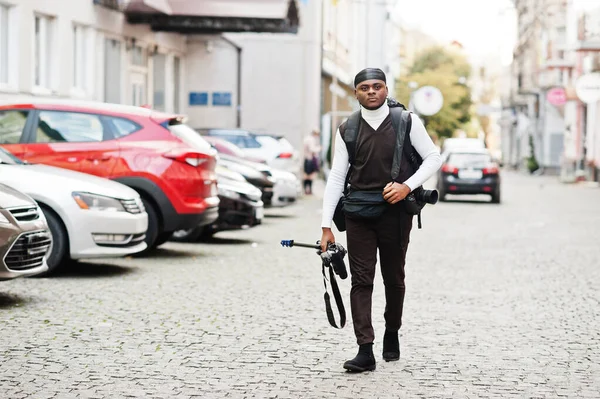 Νέοι Επαγγελματίες Αφροαμερικανοί Videographer Κρατώντας Επαγγελματική Κάμερα Τρίποδο Επαγγελματικό Εξοπλισμό — Φωτογραφία Αρχείου