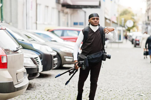 Fiatal Afro Amerikai Videós Professzionális Kamerát Tart Állvány Profi Felszereléssel — Stock Fotó