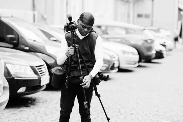 Jovem Profissional Africano Americano Videógrafo Segurando Câmera Profissional Com Tripé — Fotografia de Stock