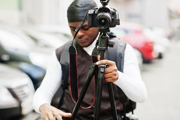 Joven Profesional Afroamericano Videógrafo Sosteniendo Cámara Profesional Con Trípode Equipo — Foto de Stock
