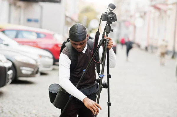 Ung Professionell Afrikansk Amerikansk Videograf Som Håller Professionell Kamera Med — Stockfoto