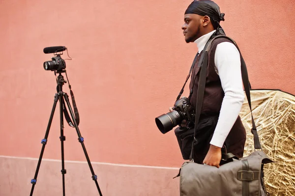 Ung Professionell Afrikansk Amerikansk Videograf Som Håller Professionell Kamera Med — Stockfoto