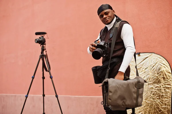プロ仕様のカメラをプロ仕様のアフリカ系アメリカ人の若手映像作家 黒のデュラックを身に着けているアフロカメラマンビデオを作る — ストック写真