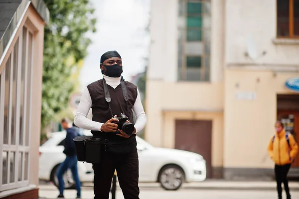 Молодой Профессиональный Африканский Видеооператор Держит Профессиональную Камеру Профессиональным Оборудованием Афро — стоковое фото