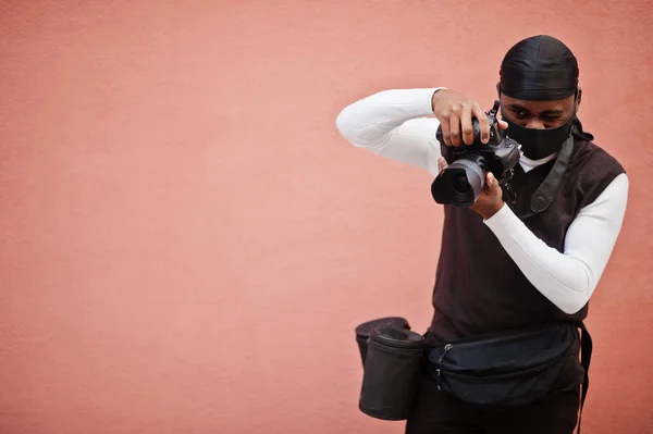 Ung Professionell Afrikansk Amerikansk Videograf Som Håller Professionell Kamera Med — Stockfoto