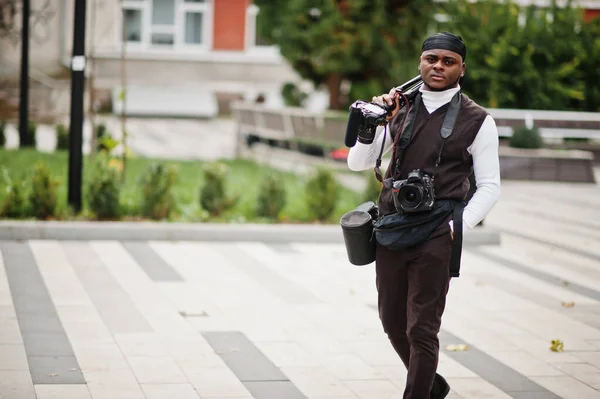 Jovem Profissional Afro Americano Videógrafo Segurando Câmera Profissional Com Equipamento — Fotografia de Stock