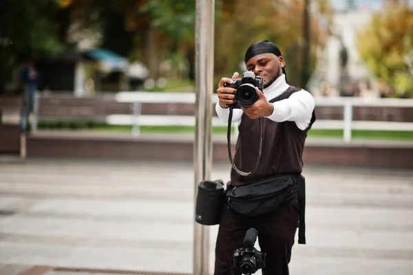 Ung Professionell Afrikansk Amerikansk Videograf Som Håller Professionell Kamera Med — Stockfoto