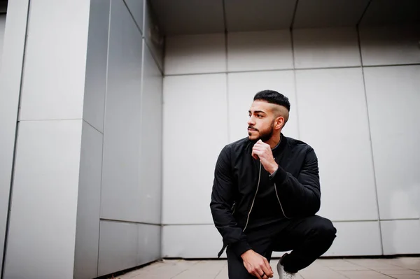 Porträt Eines Stilvollen Arabischen Bartträgers Mit Grauem Rollkragen Und Schwarzem — Stockfoto