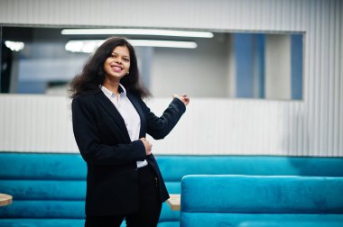 Muhteşem Hintli kadın kafe 'de resmi poz veriyor..