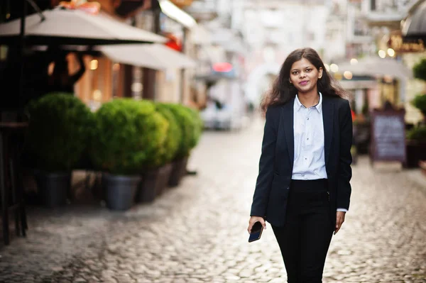 Hermosa Mujer India Llevar Posando Formal Calle Con Teléfono Móvil — Foto de Stock