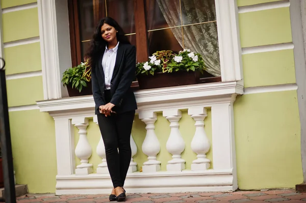 Prachtige Indiaanse Vrouw Dragen Formele Poseren Straat Met Mobiele Telefoon — Stockfoto