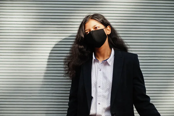 Wunderschöne Indische Frau Trägt Formale Und Schwarze Gesichtsmaske Posiert Gegen — Stockfoto