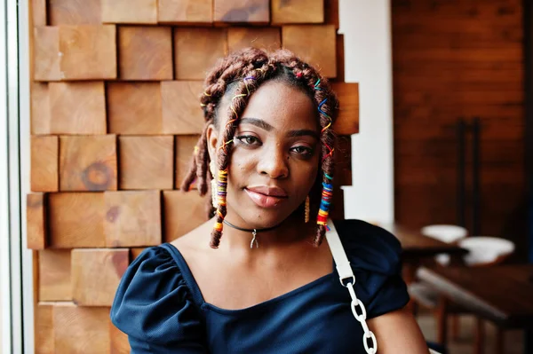 Retrato Facial Una Encantadora Mujer Afroamericana Con Rastas Cafetería Hermosa — Foto de Stock