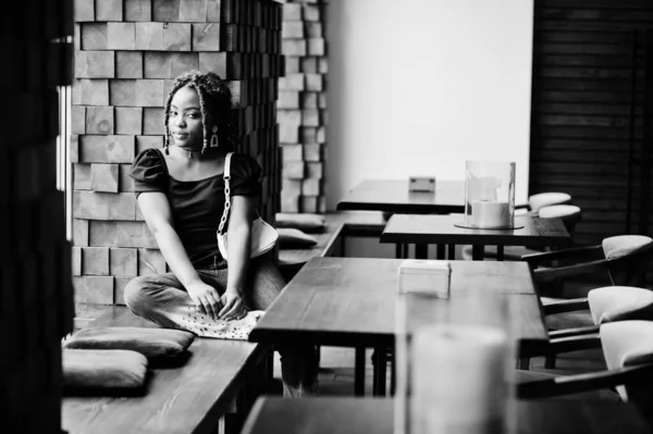 Прекрасна Афро Американська Жінка Дредами Блакитних Стильних Джинсах Кафе Чудова — стокове фото