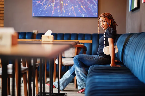 Linda Mulher Afro Americana Com Dreadlocks Jeans Elegantes Azuis Café — Fotografia de Stock