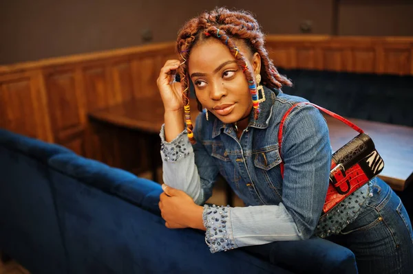 Preciosa Mujer Afroamericana Con Rastas Chaqueta Vaquera Azul Elegante Cafetería — Foto de Stock